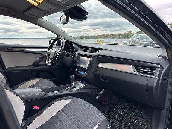 Toyota Avensis 12 of 16