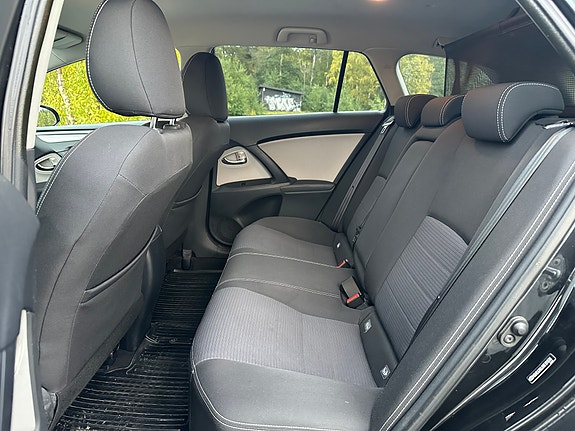 Toyota Avensis 11 of 16