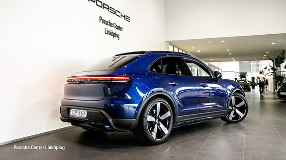 Porsche Macan 4 8 of 24