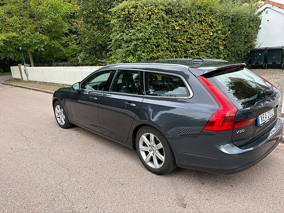 Volvo V90 2 of 5