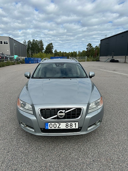 Volvo V70 2 of 9