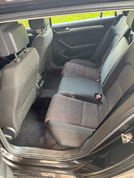 Volkswagen Passat 2 of 7