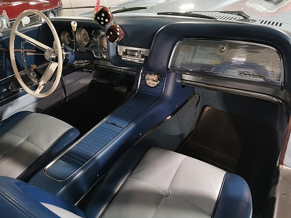 Ford Thunderbird 10 of 16