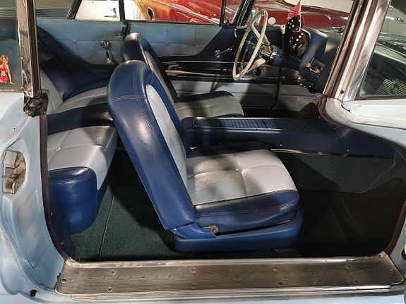 Ford Thunderbird 9 of 16