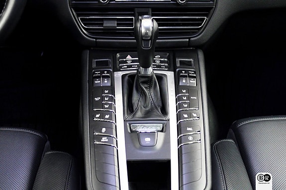 Porsche Macan S 12 of 18