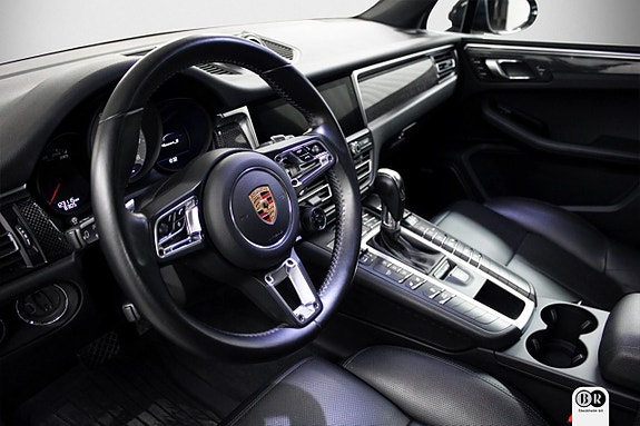 Porsche Macan S 5 of 18
