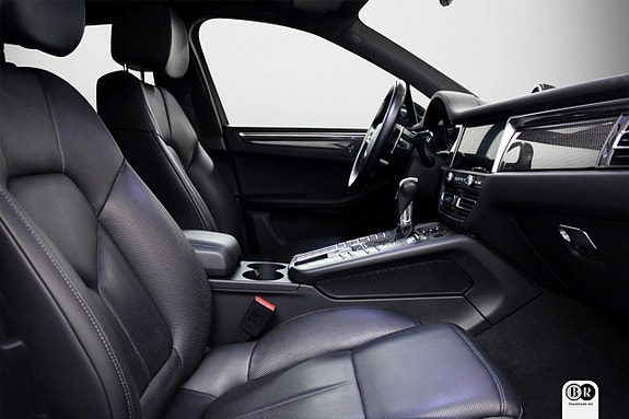 Porsche Macan S 3 of 18