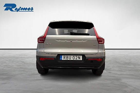 Volvo XC40 5 of 26