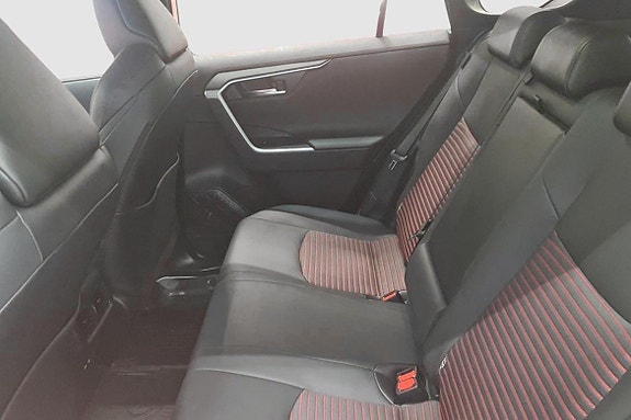 Toyota RAV4 Plug-in Hybrid 11 of 12