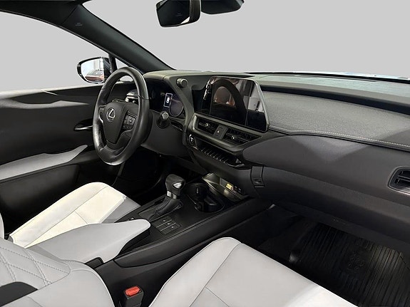 Lexus UX250h 6 of 15