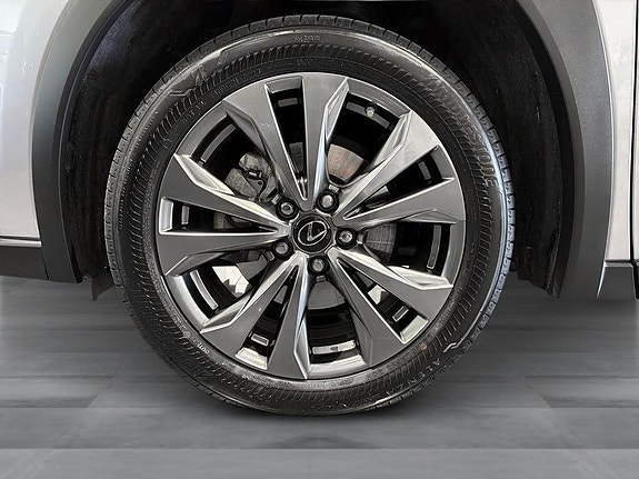 Lexus UX250h 11 of 15