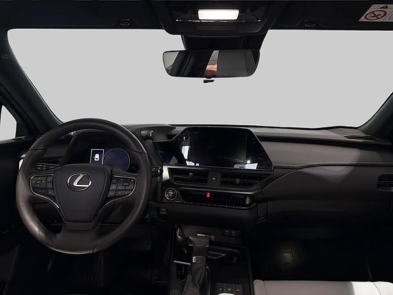 Lexus UX250h 8 of 15