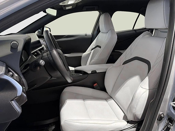 Lexus UX250h 12 of 15