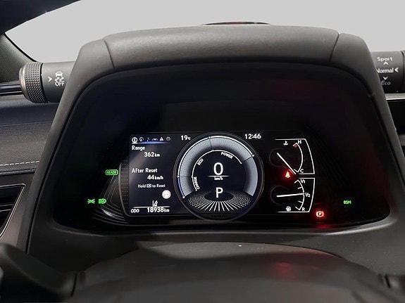 Lexus UX250h 13 of 15