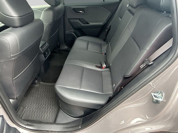 Toyota RAV4 8 of 19