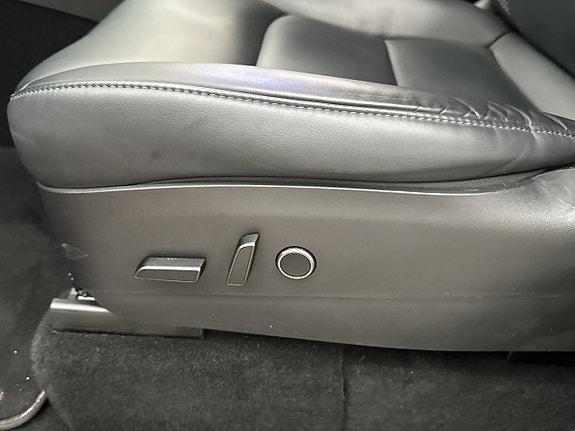Tesla Model Y 14 of 30
