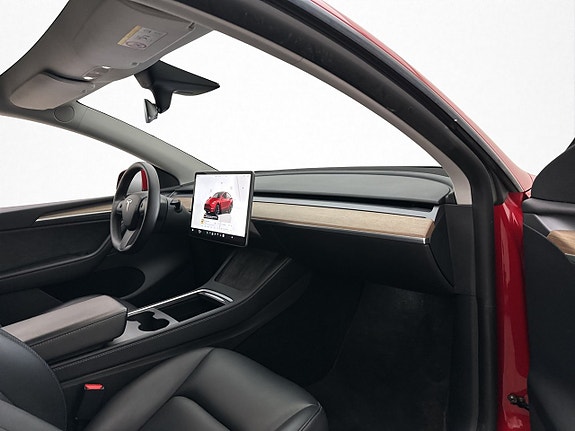 Tesla Model Y 28 of 30