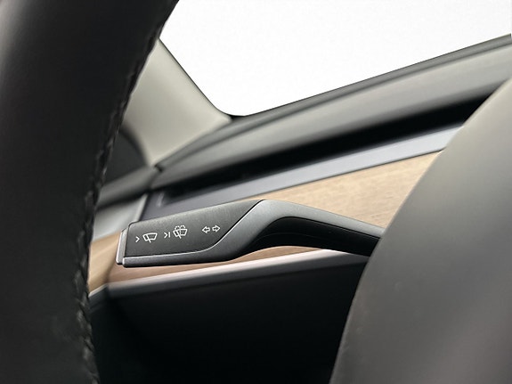Tesla Model Y 16 of 30
