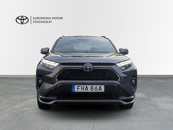 Toyota RAV4 Plug-in Hybrid 7 of 13