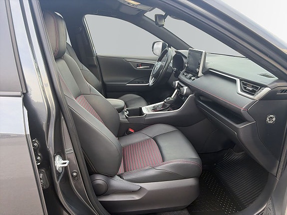 Toyota RAV4 Plug-in Hybrid 8 of 13