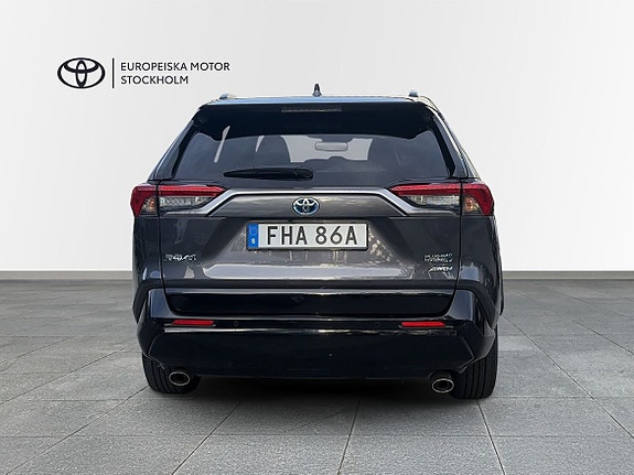 Toyota RAV4 Plug-in Hybrid 6 of 13