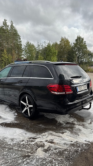 Mercedes-Benz E220 3 of 5