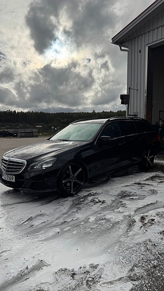 Mercedes-Benz E220 2 of 5