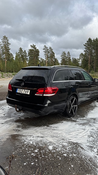 Mercedes-Benz E220 4 of 5