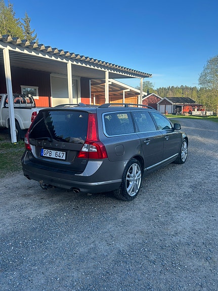 Volvo V70 3 of 5