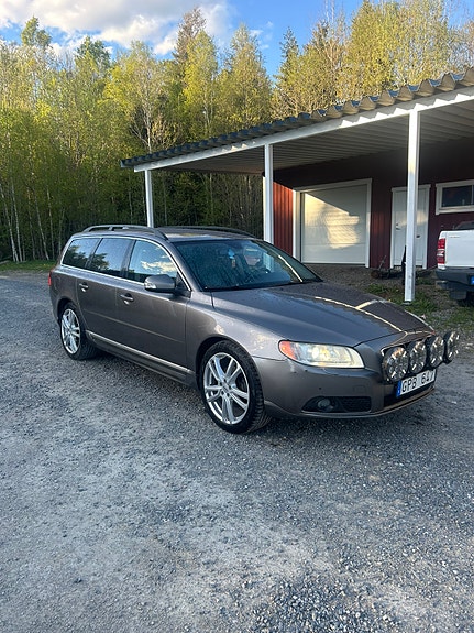 Volvo V70 2 of 5