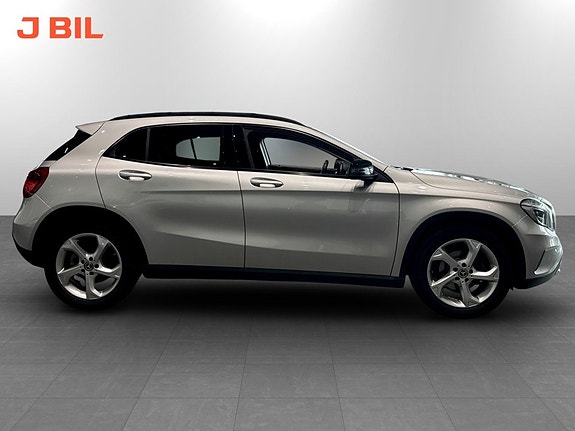 Mercedes-Benz GLA200 13 of 15