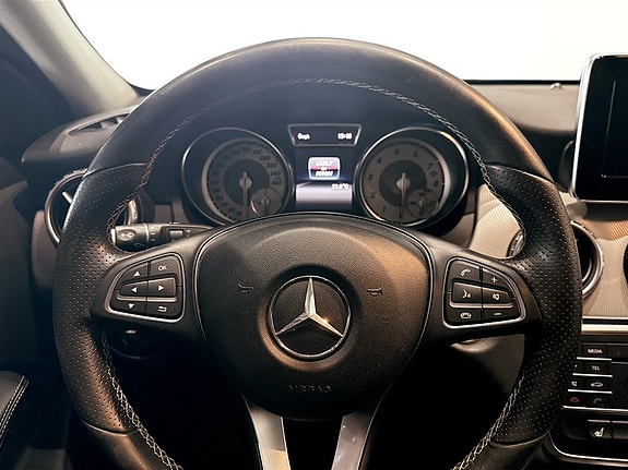 Mercedes-Benz GLA200 7 of 15
