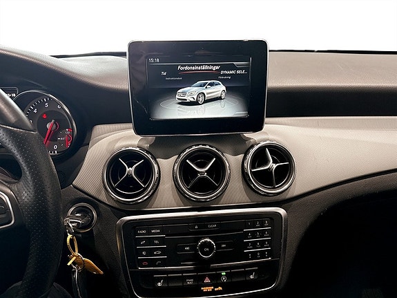Mercedes-Benz GLA200 9 of 15