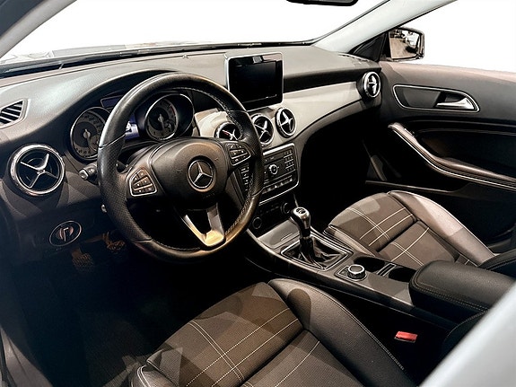 Mercedes-Benz GLA200 4 of 15