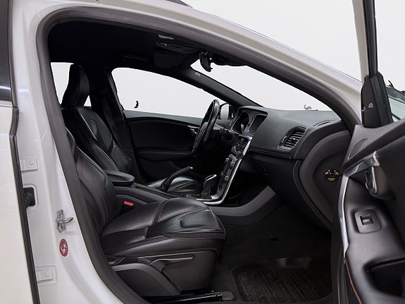Volvo V40 Cross Country 14 of 17
