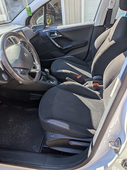 Peugeot 208 9 of 12
