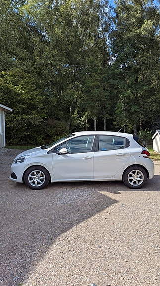 Peugeot 208 4 of 12