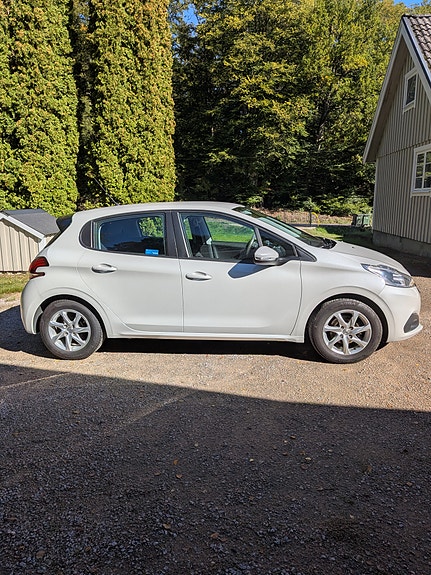 Peugeot 208 5 of 12
