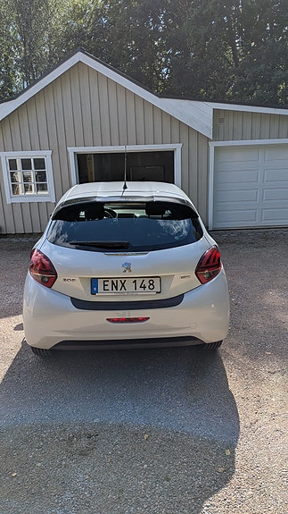 Peugeot 208 2 of 12
