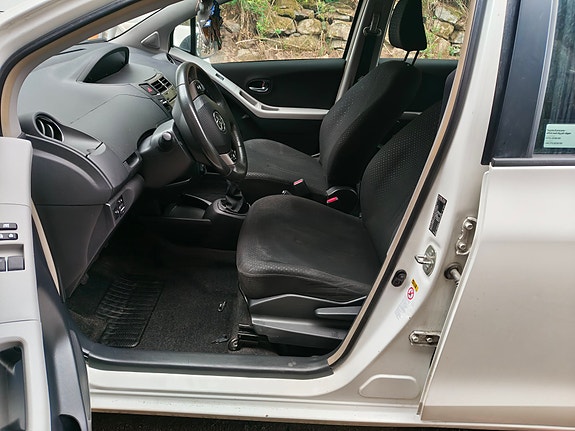 Toyota Yaris 4 of 5