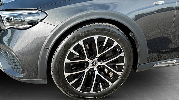 Mercedes-Benz E300 9 of 26