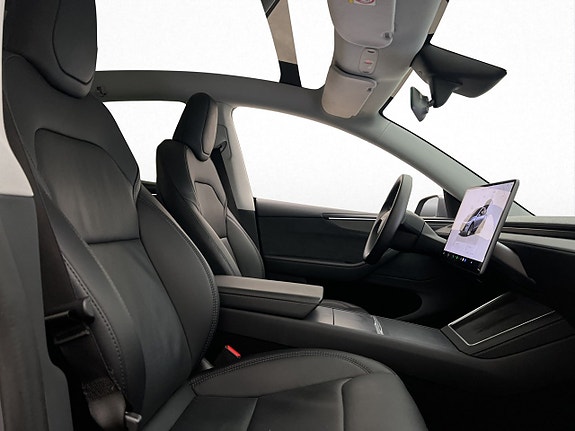 Tesla Model Y 24 of 30