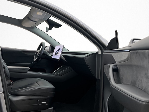 Tesla Model Y 25 of 30