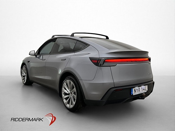 Tesla Model Y 9 of 30