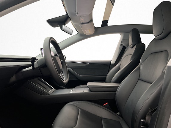 Tesla Model Y 12 of 30