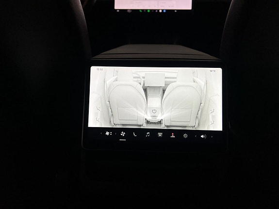 Tesla Model Y 28 of 30