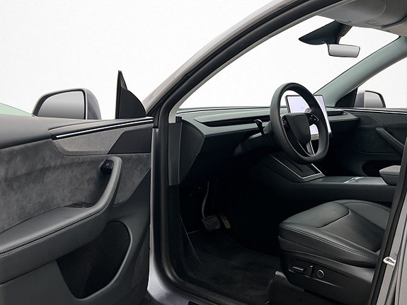 Tesla Model Y 11 of 30
