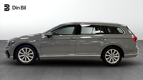Volkswagen Passat 2 of 14