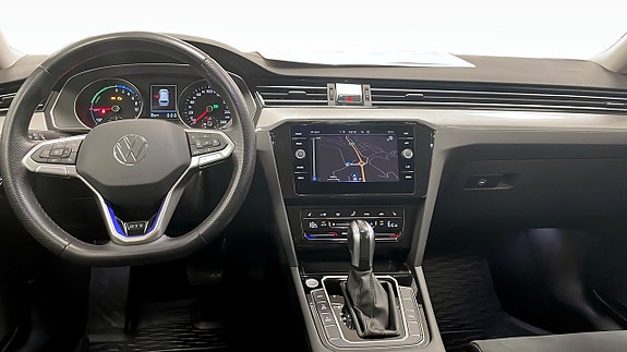 Volkswagen Passat 10 of 14