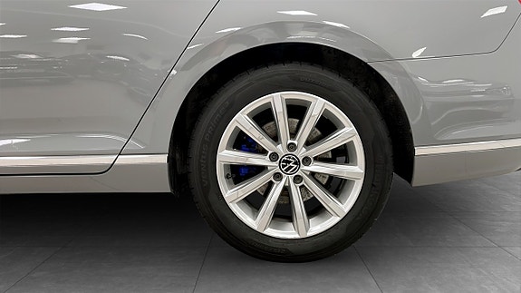Volkswagen Passat 6 of 14